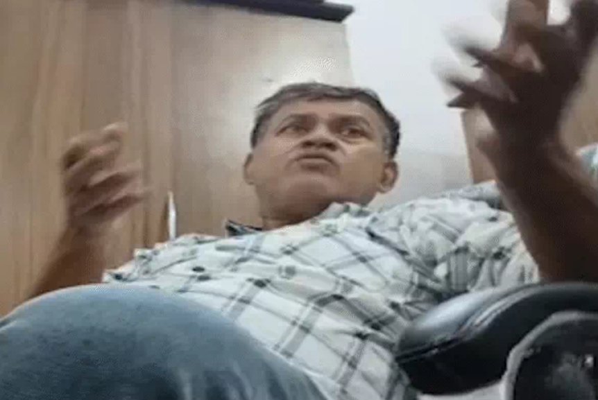 खुफिया कैमरे में मनोज ने फाइल आगे बढ़ाने के लिए पैसों की डिमांड की थी, लेकिन जब उनसे पक्ष लिया तो वो ऐसी किसी बात से मुकर गए। खुफिया कैमरे में मनोज ने फाइल आगे बढ़ाने के लिए पैसों की डिमांड की थी, लेकिन जब उनसे पक्ष लिया तो वो ऐसी किसी बात से मुकर गए।
