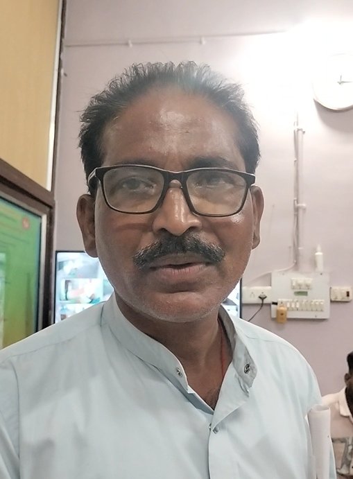 झोलाछाप डॉक्टर, जो गांव का सरपंच भी है।