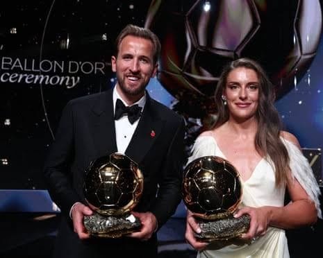 Harry Kane Harry Kane पुरुष Ballon d’Or 2026 ट्रॉफी के साथ और Alexia Putellas महिला Ballon d’Or पुरस्कार के साथ।