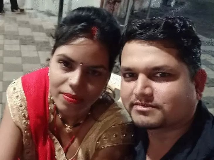 आरोपी और उसके पति की तस्वीर