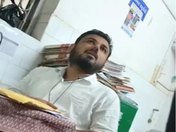 मातेश्वरी पैथोलॉजी लैब के संचालक रामायण सिंह ने बताया कि डॉक्टर को कमीशन जाता है। मातेश्वरी पैथोलॉजी लैब के संचालक रामायण सिंह ने बताया कि डॉक्टर को कमीशन जाता है।