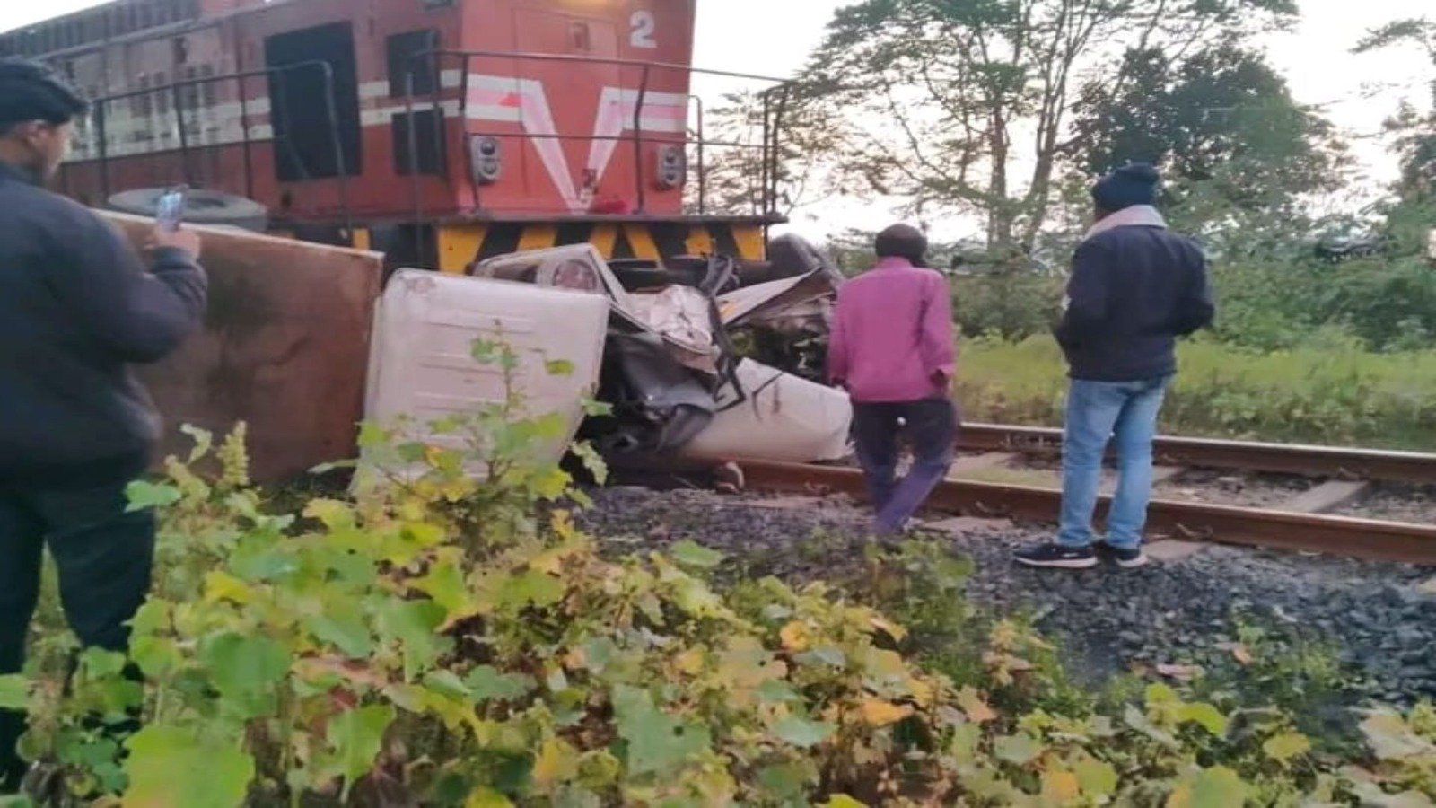 लोको ट्रेन से टकराई पिकअप, एक की मौत, 6 घायल : अनूपपुर में फाटक नहीं होने से हादसा; अमरकंटक ताप विद्युत गृह चचाई से निकली थी