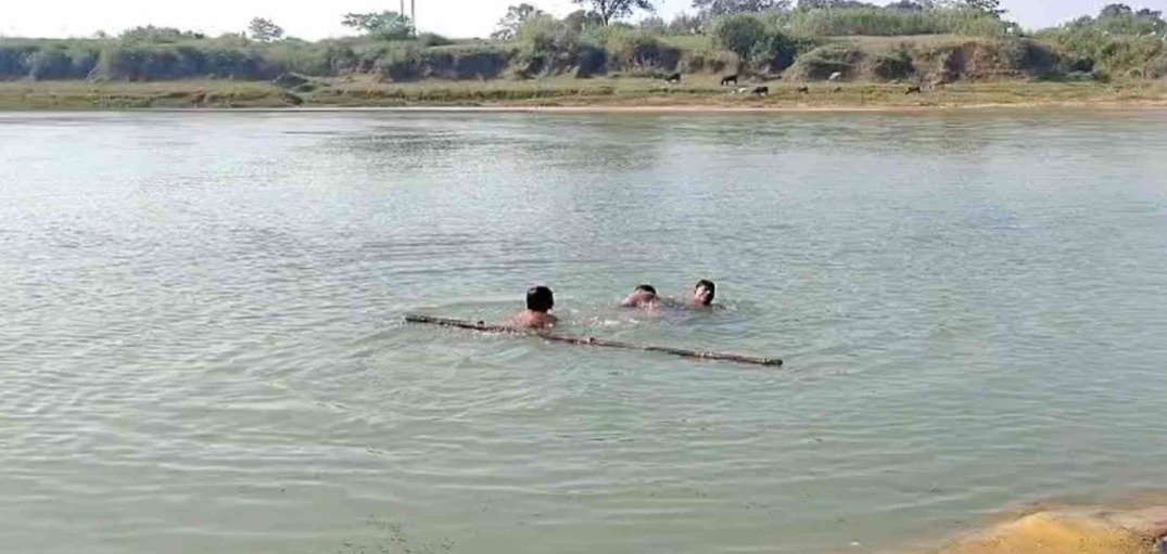 शराब पीने के बाद 2 लोगों की मौत : बसपा पार्षद और क्लिनिक संचालक ने इलाज के दौरान तोड़ा दम; सांस फूलने की शिकायत, 1 हिरासत में